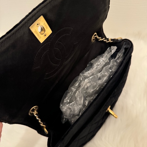 CHANEL Velvet Quilted Small Camellia Flap Black - Picture 8 of 11
